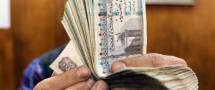 قيمة العملة المصرية تخفض الى النصف تماشياً مع طلبات صندوق النقد الدولي