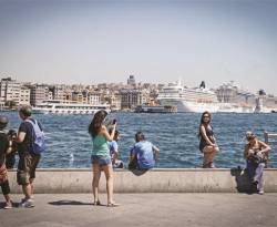 تركيا خلال شهر.. ارتفاع في عدد السياح، وتراجع نوعي في العجز التجاري