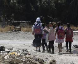عواصف تقتلع خيام لاجئين على الحدود التركية، وطلاب من مخيم 