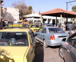 أزمة بنزين خانقة في دمشق بسبب انقطاع طريق حمص