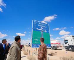 العراق يبدأ بتصدير نفطه بالصهاريج عبر معبر 