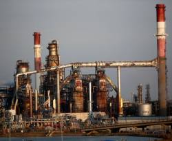 النفط يتخطى حاجز الـ 52 دولاراً بدعم توزيع لقاح كورونا