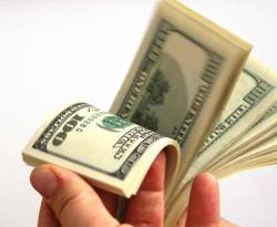 الدولار يتراجع بدمشق وفق مؤشرات تدخل للمركزي