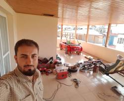 مهندس سوري يبتكر سيارة تعمل على الطاقة الشمسية والكهرباء في أنطاكيا