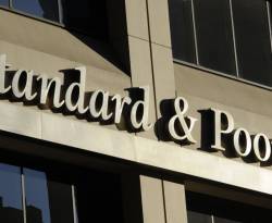 ستاندرد آند بورز تخفض توقعاتها الائتمانية لمصر من إيجابية إلى مستقرة