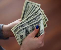 عالمياً: الدولار يرتفع لكنه يتجه لأكبر انخفاض أسبوعي في 7 أشهر