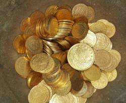 الذهب يتراجع بصورة طفيفة عن أعلى سعر سجله في تاريخ سوريا