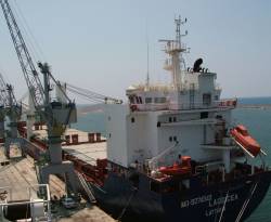 ثلاثة وزراء ومحافظ في استقبال 17 ألف طن قمح من روسيا