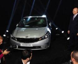 بشار الأسد يشغل معامل تركيب السيارات.. سيارة محلية الصنع لكل جريح