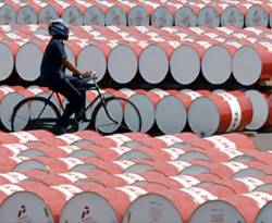 النفط يهبط لأدنى مستوى منذ نيسان 2009