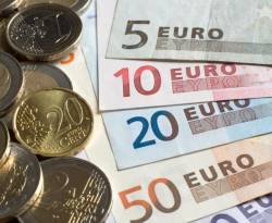 اليورو ينزل لأدنى مستوى في 6 أسابيع بعد موافقة اليونان على خطة الإنقاذ