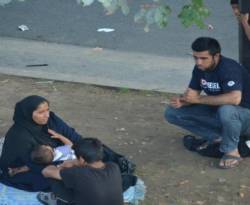 السلطات الفرنسية تنقل مئات المهاجرين من حديقة إلى ملاجئ