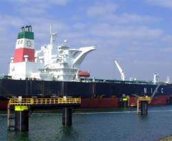 إيران تزود النظام بالنفط بعد توقف عدة أشهر