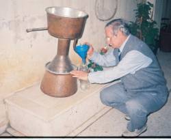 صناعة ماء الزهر وتقطيره.. مهارة تتوارثها الأجيال في الريف السوري