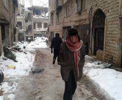 وكالة: أهالي مضايا يحرقون دعامات منازلهم الخشبية بحثاً عن الدفء