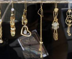 غرام الـ 21 ذهب يستعيد 300 ليرة