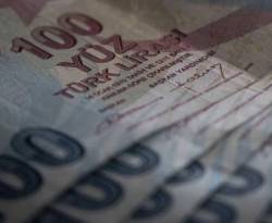 الليرة التركية تتراجع إلى مستوى قياسي منخفض مقابل الدولار