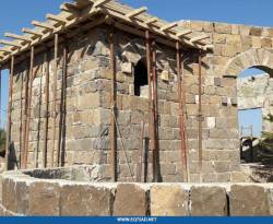 عائلات بريف حمص يستبدلون منازلهم الاسمنتية بمنازل حجرية من البازلت الأسود الصلب