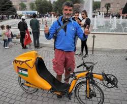 إيطالي يسافر بدراجته من روما لإسطنبول دعما لفلسطين