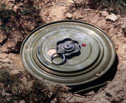 الألغام في درعا.. مصائد موت متخفية، تتربص بالأهالي، وباقتصادهم