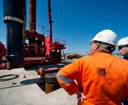 النفط ينزل عن 66 دولارا بعد خفض أوبك توقعاتها للطلب في 2015