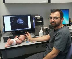 سوريان.. طبيب ومهندس، يخترعان جهازاً طبياً فريداً في كندا