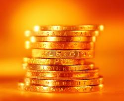 عالمياً: الذهب يتراجع مع تفوق صعود الدولار على مخاوف منطقة اليورو