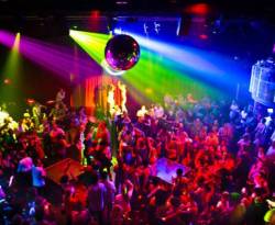 الخمر والميسر وبيوت اللهو.. كيف يتعامل معها السوريون في أوروبا..؟