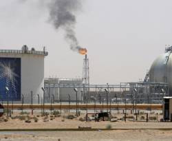 النفط ينزل عن 62 دولارا مع تشكك المحللين في موجة الصعود