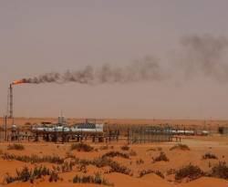 السعودية تتطلع إلى ما بعد هبوط أسعار النفط مع زيادة منصات الحفر