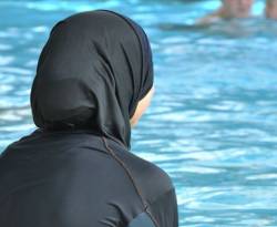 فرنسا تدافع عن حظر زي السباحة الإسلامي على شواطئها