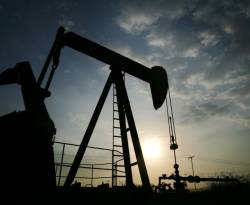 النفط قرب أعلى مستوى في 6 أسابيع مع الحديث عن تثبيت محتمل للإنتاج