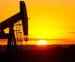 النفط يسجل أعلى سعر في 2016 بفضل آمال بشأن الإنتاج والطلب
