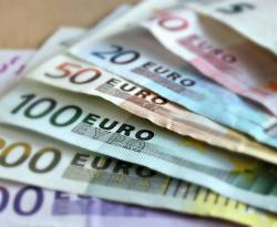 اليورو يتراجع بعد خفض الفائدة من المركزي الأوروبي