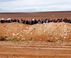 آلاف اللاجئين السوريين يعبرون 