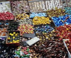 رصد لأسعار الشوكولا والسكاكر في دمشق وريفها.. ماذا عن بضاعة البسطات؟