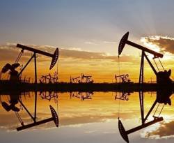 النفط يصعد لكنه ينهي أسبوعا عاصفا على انخفاض نتيجة تأثير فيروس كورونا على طلب الوقود