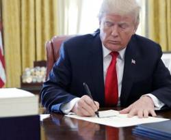 ترامب يوقع مشروع قانون الضرائب ومشروع قانون لتمويل الحكومة