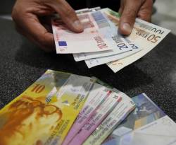 الفرنك السويسري يهبط لأدنى مستوى في 18 شهراً أمام اليورو