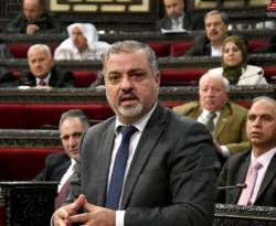 وزير مالية النظام يعلّق على مرسومَي زيادة الرواتب