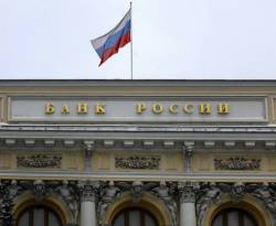 البنك المركزي الروسي ينفق 76,1 مليار دولار و5,4 مليار يورو للدفاع عن الروبل في 2014