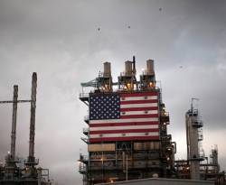 النفط يواصل مكاسبه بعد انخفاض المخزونات الأمريكية