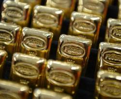 عالمياً: الذهب يرتفع مع تراجع الدولار بفعل بيانات أمريكية هزيلة ومباحثات تجارية
