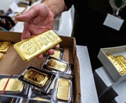 عالمياً: الذهب يستقر قرب أعلى مستوى في أسبوعين بدعم انخفاض الدولار