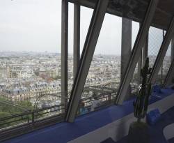 عائلة بريطانية تفوز بالمبيت لليلة واحدة في شقة فارهة ببرج إيفل