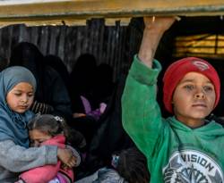 مدنيون يغادرون آخر معاقل التنظيم في شرق سوريا