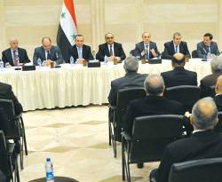 خميس يجمع أكثر من 100 رجل أعمال، ويحاضر بهم