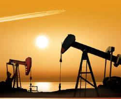 النفط يرتفع بفضل انخفاض الدولار والتزام السعودية بخفض الإنتاج