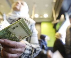 صحيفة موالية تكشف عن السر الحقيقي لتراجع الدولار