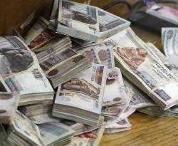 المركزي المصري يخفض سعر الجنيه 10 قروش إلى 7.83 للدولار